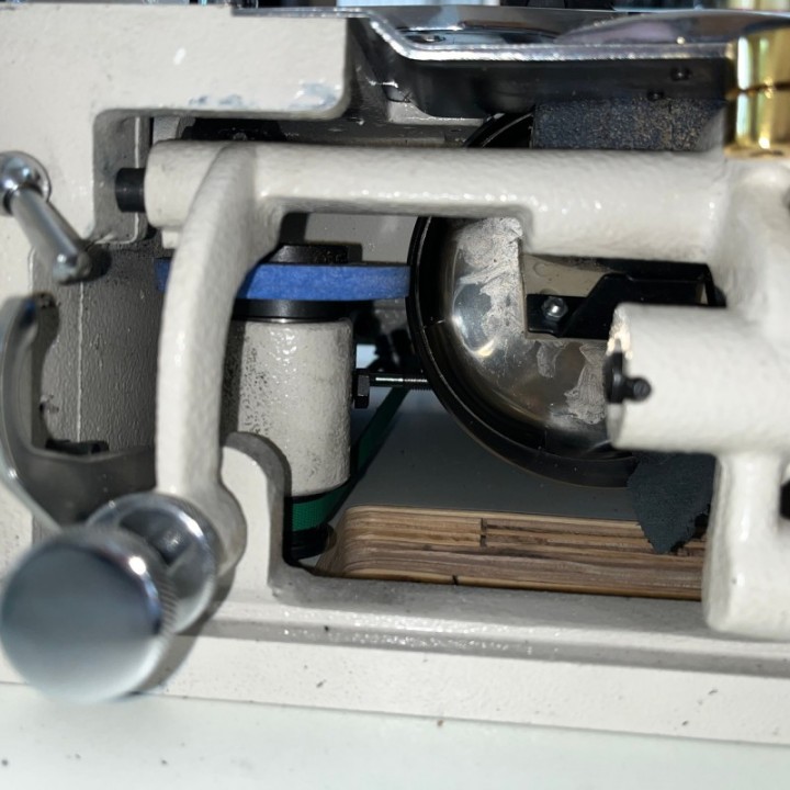 Machine à parer le cuir